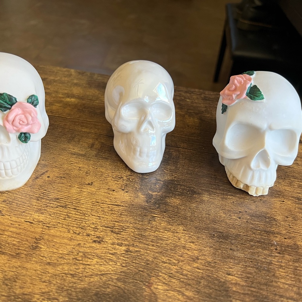 Pearl/cream skulls set of 3 
New super cute 
Must have!!